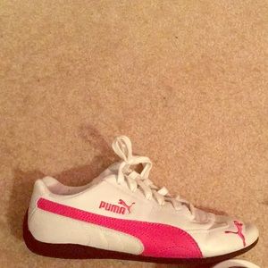 Classic white Puma’s with hot pink detail